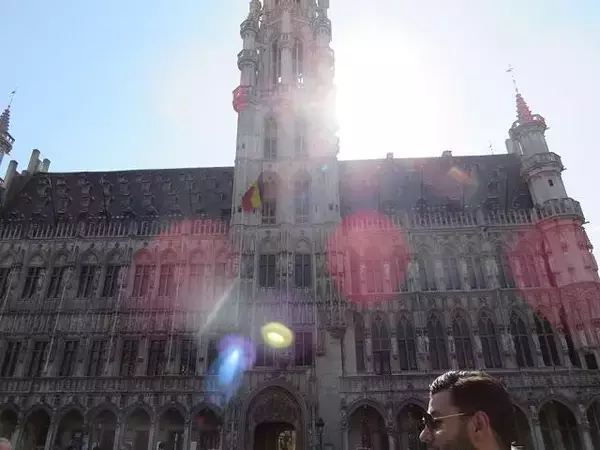 「偶然写真に写った不思議な光の正体は？旅先で２度も撮影した謎の光を鑑定！」の画像