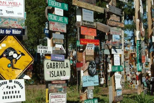 世界中からやってきた人が標識をとりつけ今も増え続ける、カナダ「標識の森」