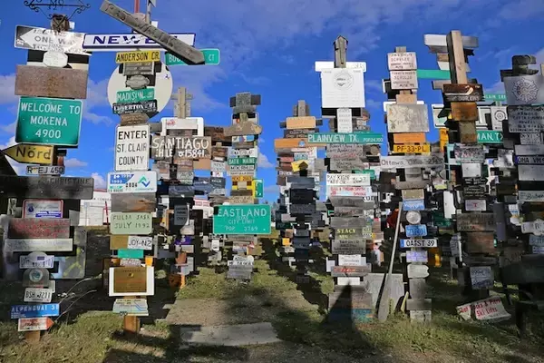 「世界中からやってきた人が標識をとりつけ今も増え続ける、カナダ「標識の森」」の画像