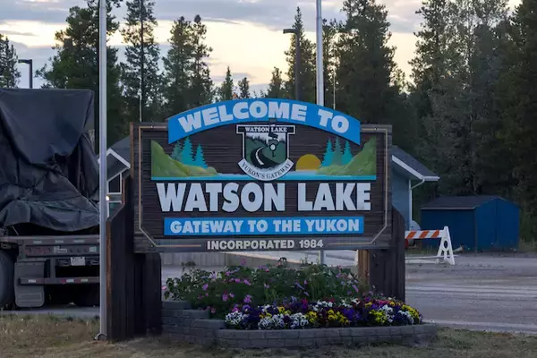 「世界中からやってきた人が標識をとりつけ今も増え続ける、カナダ「標識の森」」の画像