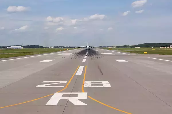 「飛行機の滑走路の数字には、安全に離着陸するための秘密が隠されている！」の画像