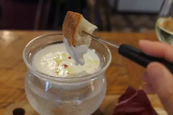 「ありそうでなかった！成城石井プロデュース「冷製チーズフォンデュ食べ放題」が夏におすすめ」の画像