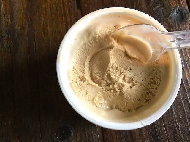 伊良部島の下地スーパーでしか買えない限定「黒糖アイス」を買って食べてみた【宮古島旅行記１３】