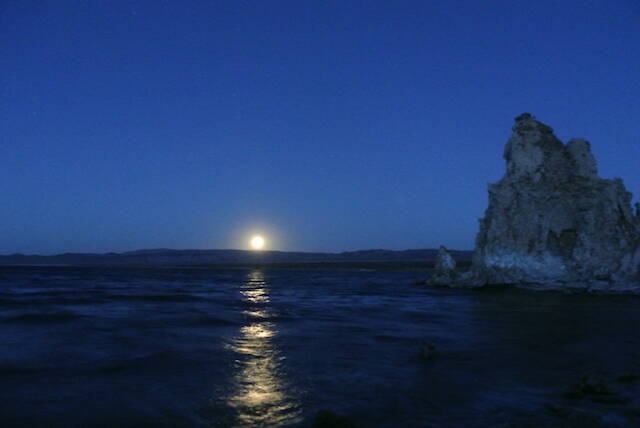 エヴァンゲリオンのワンシーンに登場？世界中からカメラマンが訪れる湖の正体