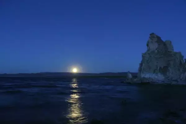 「エヴァンゲリオンのワンシーンに登場？世界中からカメラマンが訪れる湖の正体」の画像