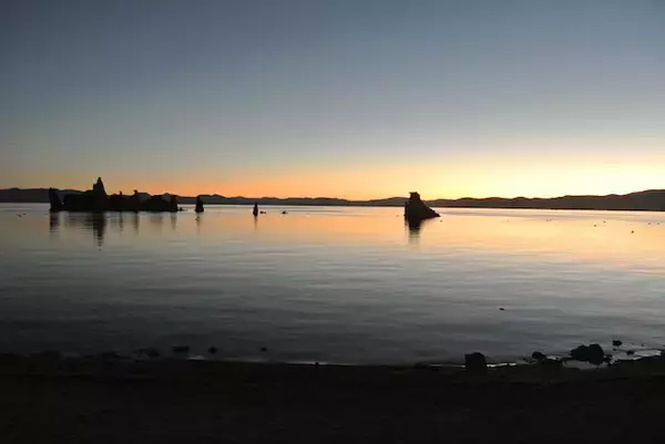 「エヴァンゲリオンのワンシーンに登場？世界中からカメラマンが訪れる湖の正体」の画像