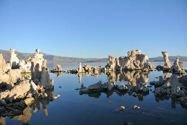 「エヴァンゲリオンのワンシーンに登場？世界中からカメラマンが訪れる湖の正体」の画像