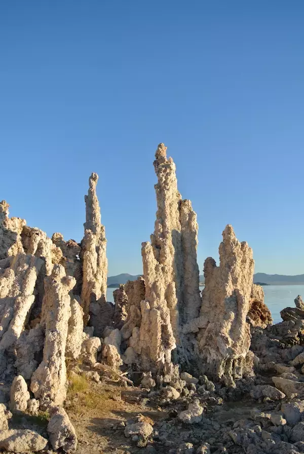 「エヴァンゲリオンのワンシーンに登場？世界中からカメラマンが訪れる湖の正体」の画像