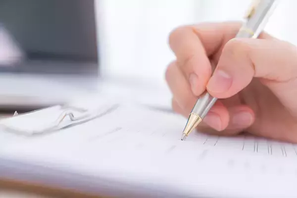 「氏名が変更になったらパスポートはどうする？～切替と記載事項変更の違い～」の画像