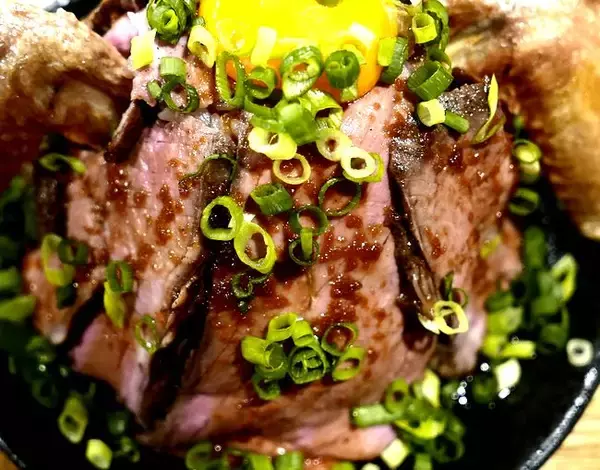 「フォトジェ肉な絶品！ローストビーフ丼が実質１円で食べられるチャンス！？」の画像