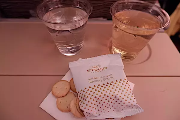 「【機内食で世界巡り】クアラルンプール空港〜アブダビ空港「エティハド航空」エコノミークラス」の画像