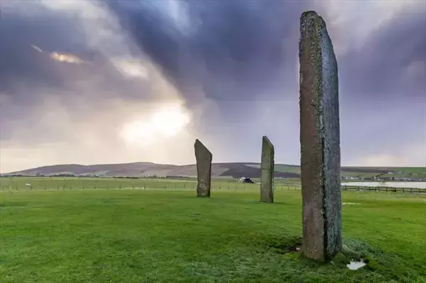 「ストーンヘンジより古い英国のストーンサークル「ストーンズ・オブ・ステネス」」の画像