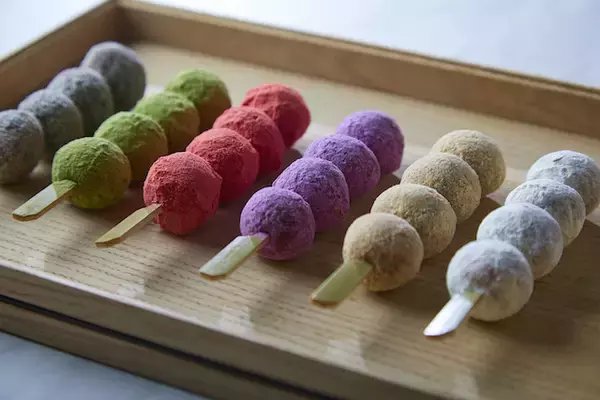 「京都・酬恩庵一休寺と紅葉を表現した、彩りラテとお団子型ドーナツでひと休みを。」の画像