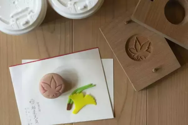 「京都・酬恩庵一休寺と紅葉を表現した、彩りラテとお団子型ドーナツでひと休みを。」の画像