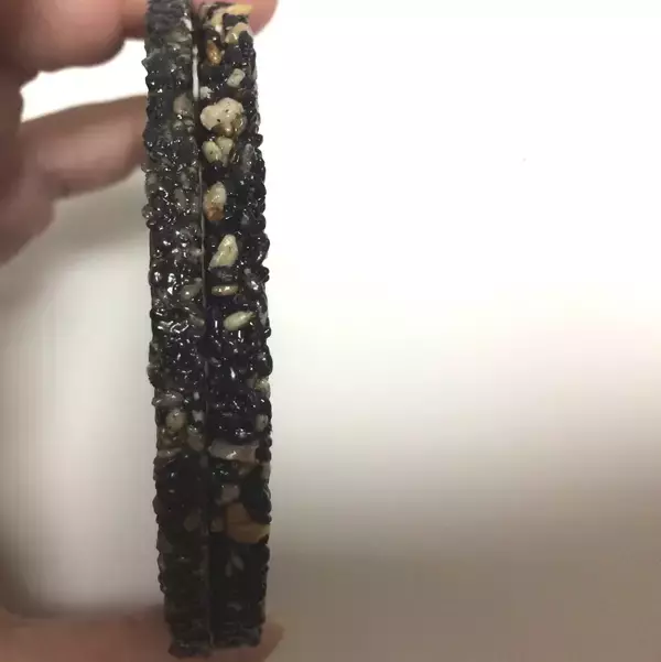 「【地味だけれどみんな虜になる】ゴマがびっしり！白黒胡麻せんべい４種対決」の画像