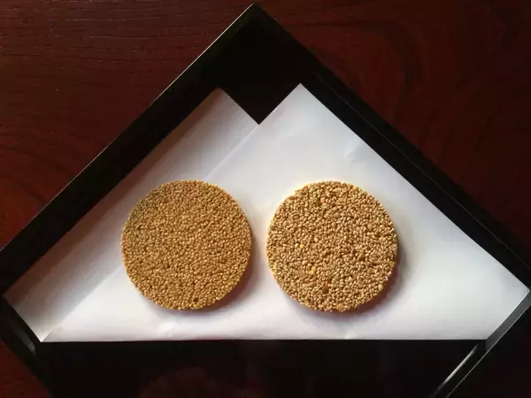 「【地味だけれどみんな虜になる】ゴマがびっしり！白黒胡麻せんべい４種対決」の画像