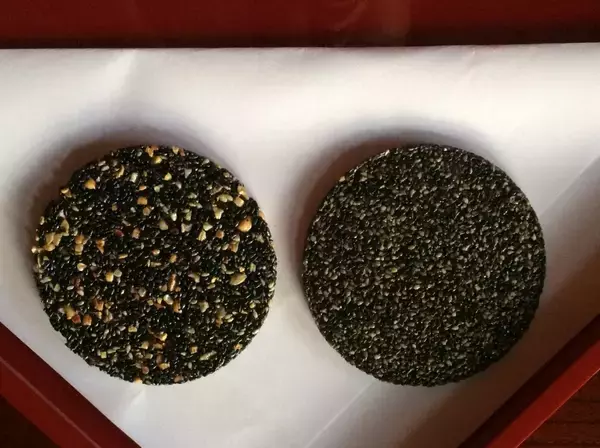 「【地味だけれどみんな虜になる】ゴマがびっしり！白黒胡麻せんべい４種対決」の画像