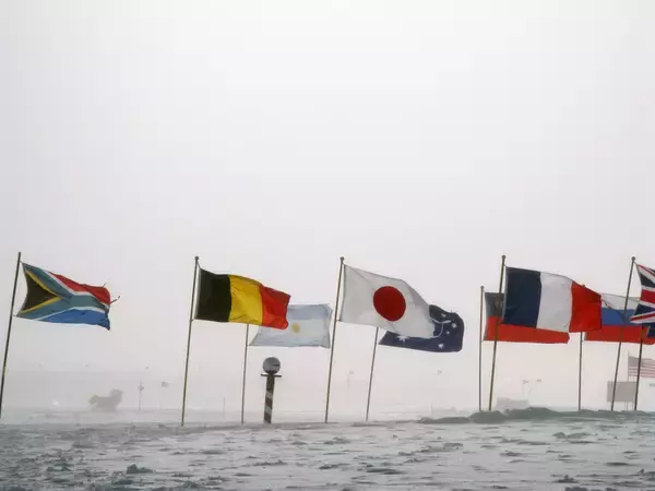 「一度は観たい！究極の自然旅行へ。南極観光ツアーとその見どころ」の画像