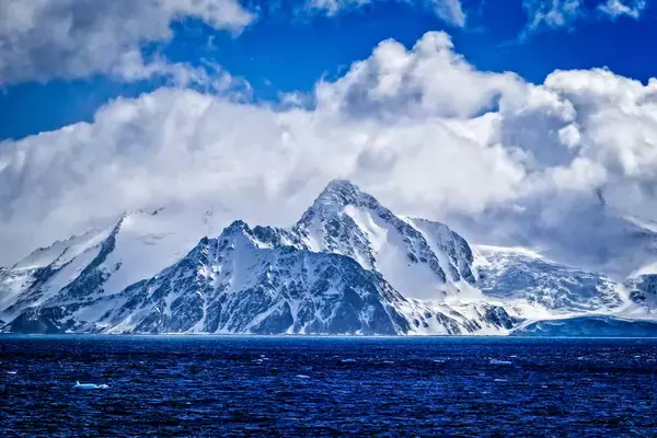 「一度は観たい！究極の自然旅行へ。南極観光ツアーとその見どころ」の画像