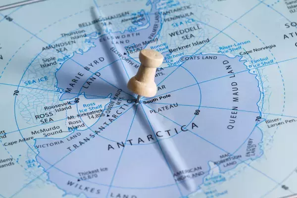 「一度は観たい！究極の自然旅行へ。南極観光ツアーとその見どころ」の画像