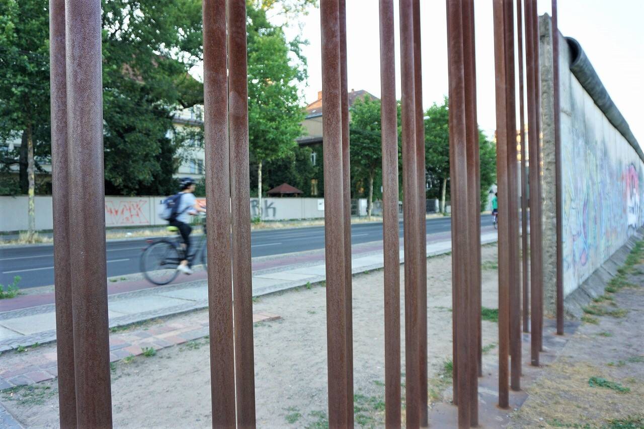 知ってた？ベルリンの壁は、ある男性の「勘違い」によって崩壊した