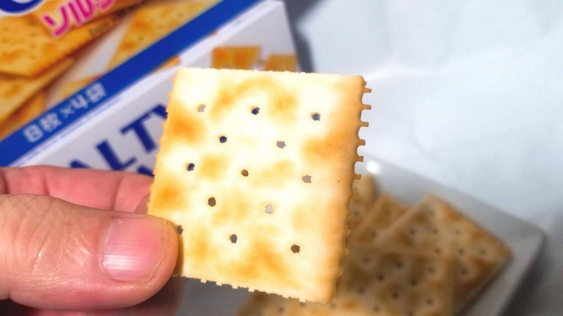 コスパ最強100円クラッカーでセレブ気分を満喫しよう！の巻【ローソンストア100】