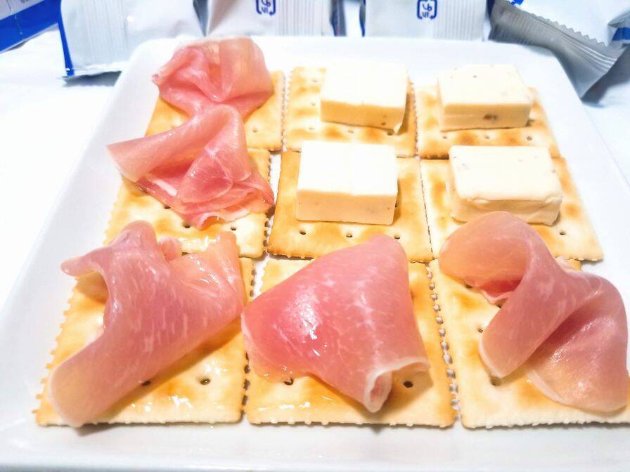 コスパ最強100円クラッカーでセレブ気分を満喫しよう！の巻【ローソンストア100】