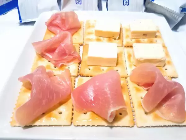 「コスパ最強100円クラッカーでセレブ気分を満喫しよう！の巻【ローソンストア100】」の画像