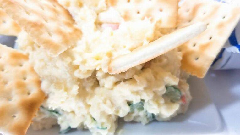 コスパ最強100円クラッカーでセレブ気分を満喫しよう！の巻【ローソンストア100】