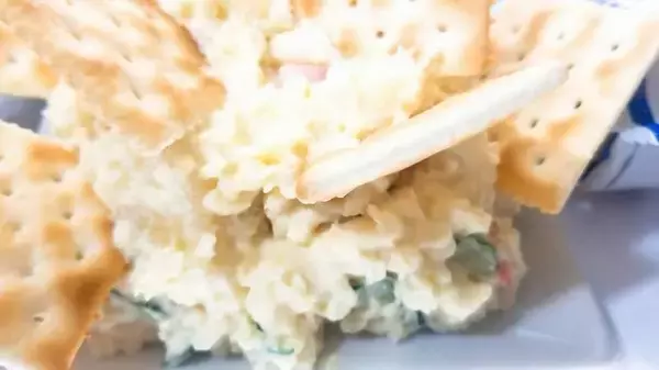 「コスパ最強100円クラッカーでセレブ気分を満喫しよう！の巻【ローソンストア100】」の画像