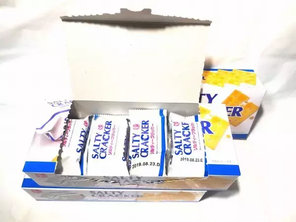 「コスパ最強100円クラッカーでセレブ気分を満喫しよう！の巻【ローソンストア100】」の画像