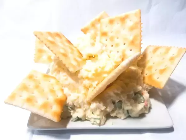 「コスパ最強100円クラッカーでセレブ気分を満喫しよう！の巻【ローソンストア100】」の画像