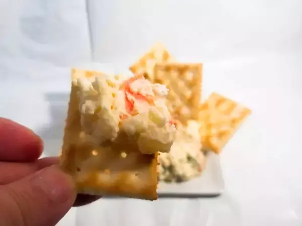 「コスパ最強100円クラッカーでセレブ気分を満喫しよう！の巻【ローソンストア100】」の画像