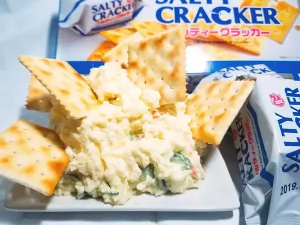 「コスパ最強100円クラッカーでセレブ気分を満喫しよう！の巻【ローソンストア100】」の画像