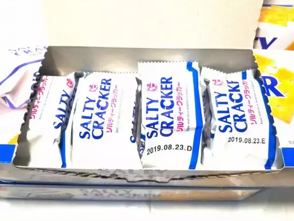 「コスパ最強100円クラッカーでセレブ気分を満喫しよう！の巻【ローソンストア100】」の画像