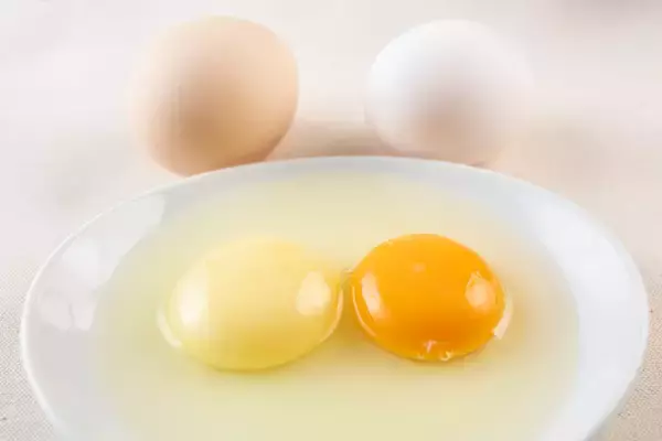 「摩訶不思議な黄身まで白いたまごで作った『白たまごプリン』とは？」の画像