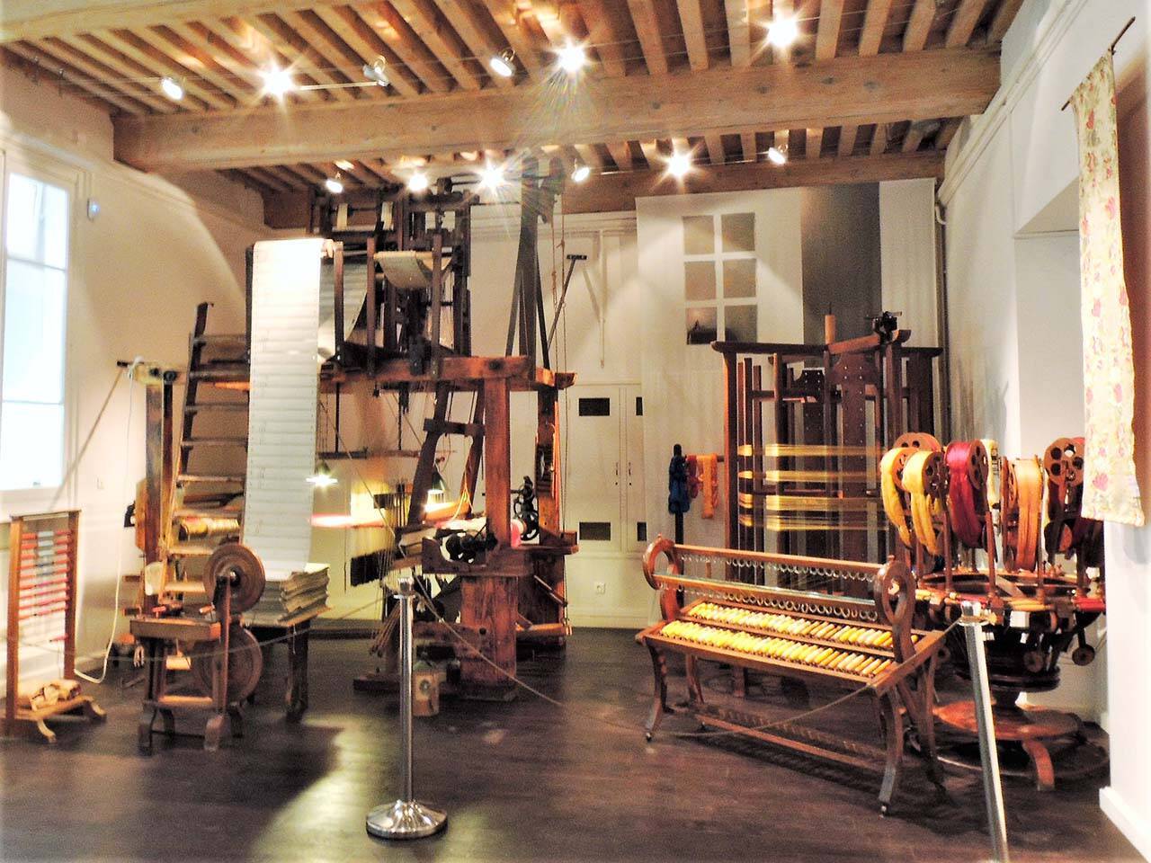 ベルサイユ宮殿にある調度品のシルクはほぼリヨン産！？リヨンシルクの魅力【フランス土産】