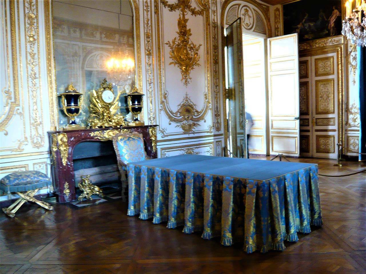 ベルサイユ宮殿にある調度品のシルクはほぼリヨン産！？リヨンシルクの魅力【フランス土産】