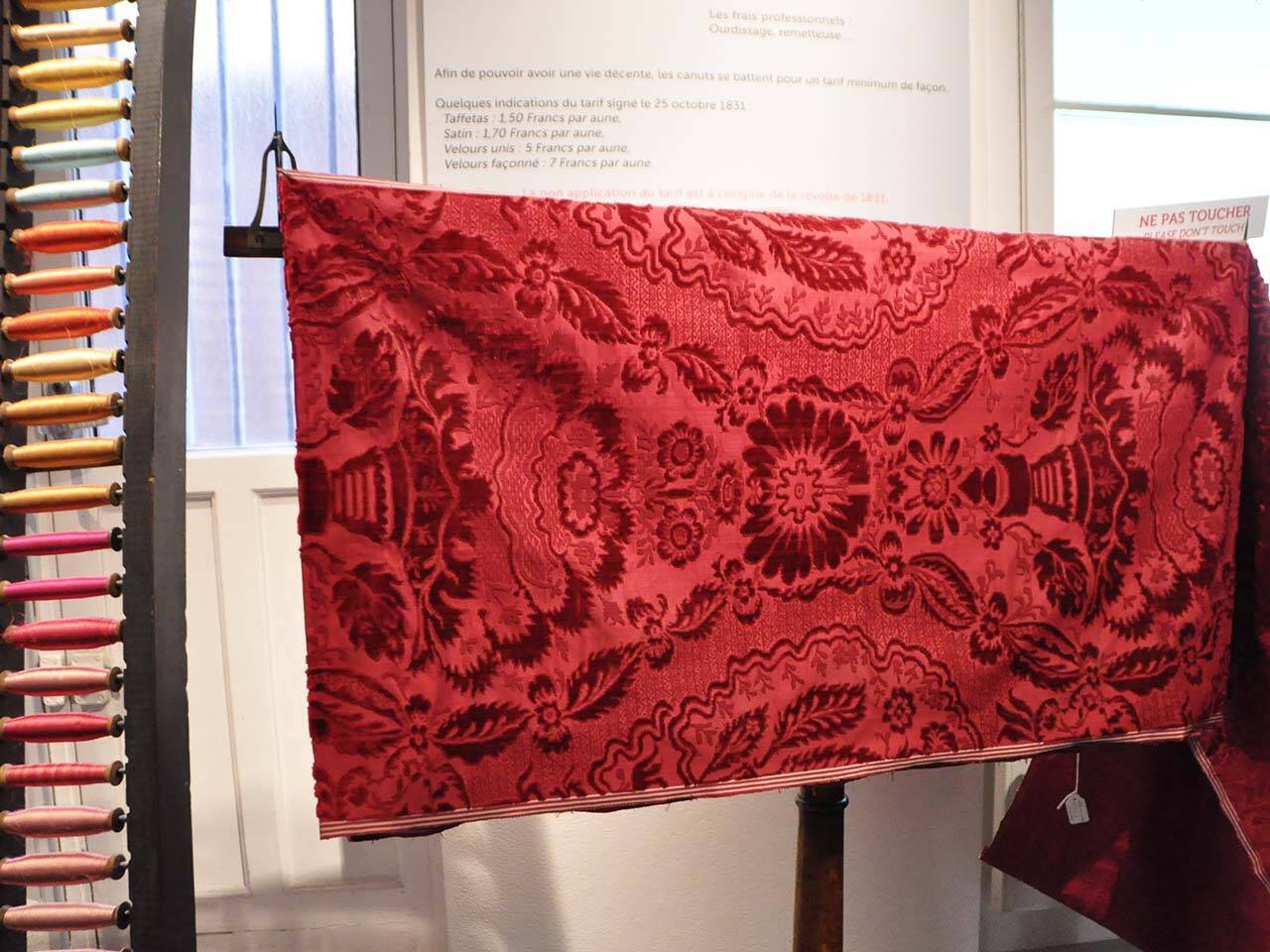 ベルサイユ宮殿にある調度品のシルクはほぼリヨン産！？リヨンシルクの魅力【フランス土産】