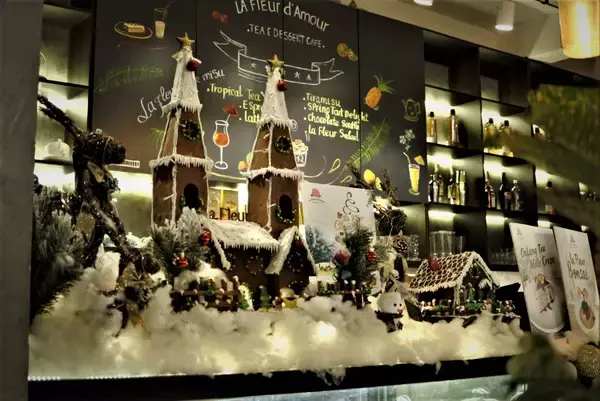 「店内のお花がインパクト大！フォトジェニックなハノイのカフェ」の画像