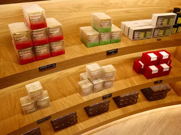 「台湾の可愛いお土産グルメ【３】小茶栽堂のカラフルなマカロンヌガー」の画像