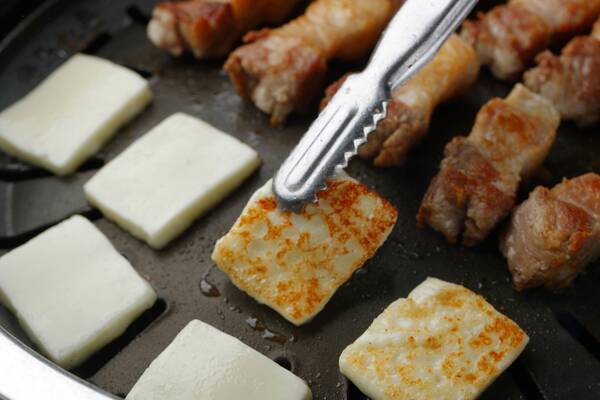 外はカリッと中はトロ～リ！焼いても溶けない「焼きチーズ」が日本初上陸！ (2019年2月4日) エキサイトニュース