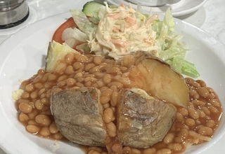 ロンドンの大衆食堂で食べるイギリスの国民食「ジャケット・ポテト」