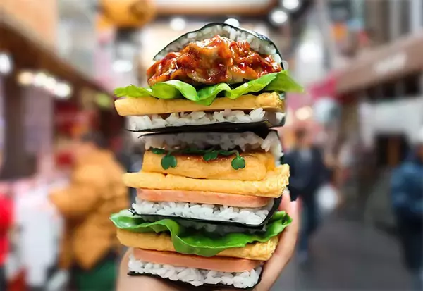 「おにぎりに革命が！新感覚「おにぎりバーガー」が大阪・黒門市場にオープン」の画像