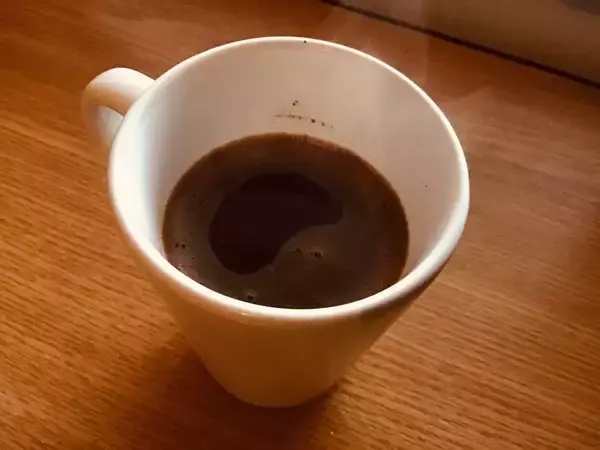 「不思議で情緒的、砂の上で淹れるルーマニアのトルココーヒー」の画像