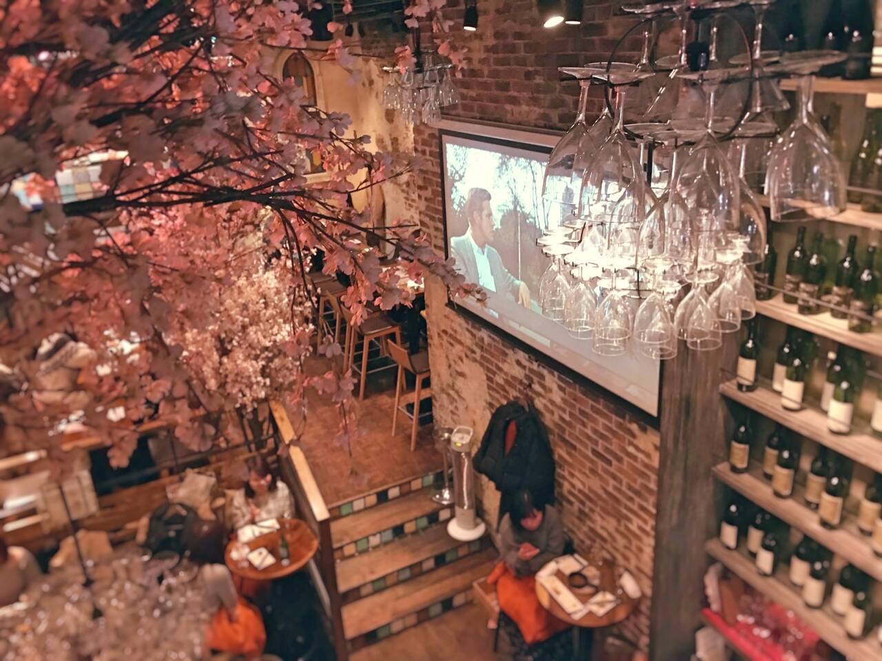 渋谷 ひとりで気軽に入れる 桜の内装に春を感じるイタリアンバル 19年3月21日 エキサイトニュース