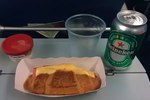 「【機内食ルポ】羽田〜米ミネアポリス「デルタ航空」エコノミーは、サービス向上が感じられる美味しい機内食」の画像