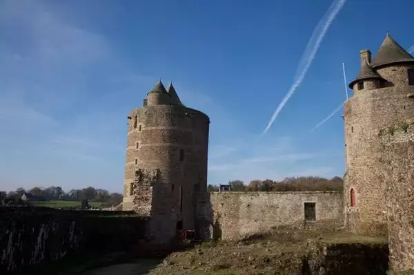 「【フランス】不思議な魅力がある、ブルターニュの廃墟の城「フジェール城」」の画像