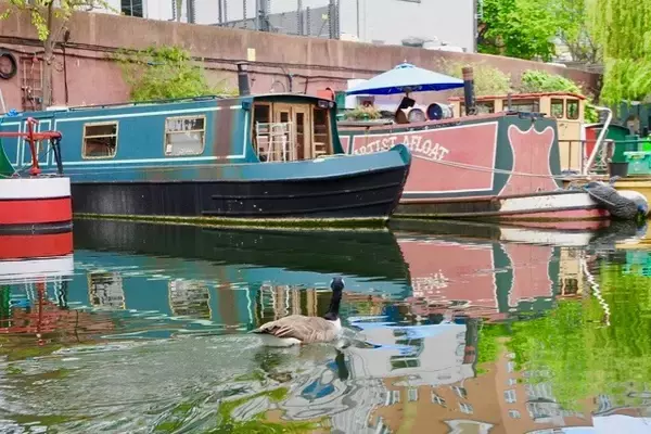 「ロンドンでゆったりとしたひとときを。リトルベニスからカムデン・ロックまで遊覧船の旅」の画像