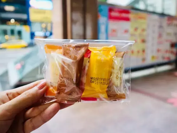 「【台湾】プチ土産にぴったりな４個入りパイナップルケーキ「第８口鳳梨酥」」の画像